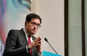 Óscar López acusou Ayuso de “defender o acusado e perseguir o demandante” contra “Pili y Mili”, Serrano e Millán