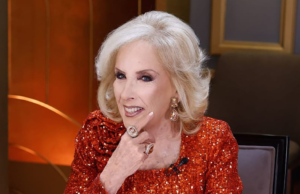Mirtha Legrand brilhou em seu programa com looks chocantes: lantejoulas, cetim e joias azuis