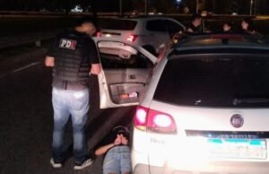 Prenderam um jovem em Rosário por roubo e apreenderam quatro carros com mandados de prisão