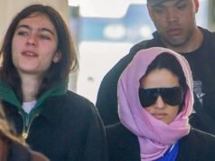 Rosalía reapareceu após a embriaguez com a ajuda de sua principal apoiadora, a modelo Loli Bahía: incógnita no aeroporto de Milão.