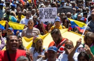 Trabalhadores e estudantes venezuelanos protestam novamente por melhores salários e convocam uma marcha em 9 de abril
