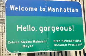 “Olá, linda!”: a referência escondida na placa da Ponte do Brooklyn