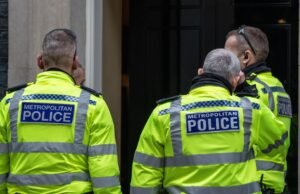 A polícia de Londres está investigando o incêndio de quatro ambulâncias judaicas como um crime antissemita