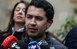 Daniel Briceño recebeu o maior número de votos individuais na Assembleia Nacional de Bogotá: é assim que estão fazendo os ex-vereadores e supervisores.