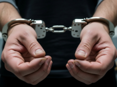 Prenderam um menor de 16 anos que roubou um milhão de dólares de uma escola em Córdoba.