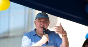 Rafael López Aliaga detalha a planta da prisão na floresta: presos em “tendas de soldados” e cercas de madeira que fizeram para eles.