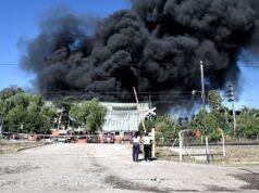 Um armazém de plástico e tinta queimou em Francisco Álvarez: houve uma explosão e ainda se via muita fumaça por quilômetros.