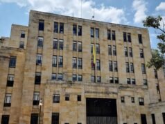 O Ministério das Finanças teve de desembolsar 2,87 mil milhões de dólares para ajustar as finanças dos departamentos após a diminuição dos subsídios.