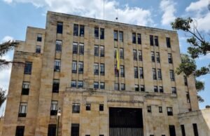 O Ministério das Finanças teve de desembolsar 2,87 mil milhões de dólares para ajustar as finanças dos departamentos após a diminuição dos subsídios.