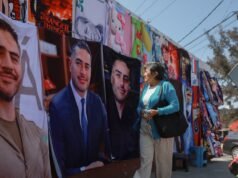 Na foto, a manta Omar García Harfuch que já é vendida em CDMX e Edomex