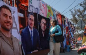 Na foto, a manta Omar García Harfuch que já é vendida em CDMX e Edomex