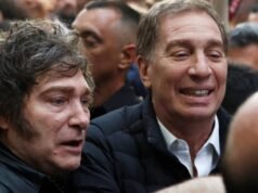 O Governador está considerando como abordar as negociações no Congresso para fazer avançar o pacote de reformas