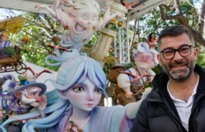 Z, o artista fallero chileno que fez história nas Fallas de Valência: “La Cremà é o nosso ano novo, uma noite mágica onde tudo esquenta e um ciclo se fecha”