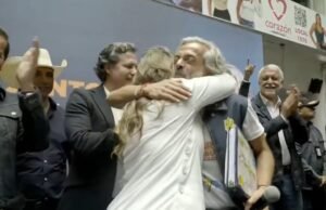 O Centro Democrático também acolheu Juan Daniel Oviedo como vice-presidente e Paloma Valencia