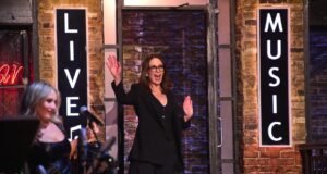 Crítica de ‘SNL UK’: Tina Fey lança versão britânica do programa de esquetes