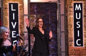 Crítica de ‘SNL UK’: Tina Fey lança versão britânica do programa de esquetes