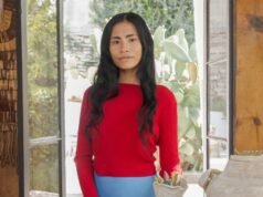 A artista Kyna Payawal projeta uma vitrine para a loja Toast em Los Angeles