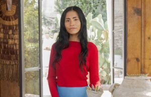 A artista Kyna Payawal projeta uma vitrine para a loja Toast em Los Angeles
