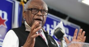 O antigo democrata Jim Clyburn, da Carolina do Sul, está concorrendo ao 18º mandato no Congresso