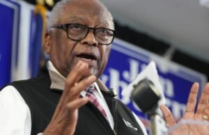 O antigo democrata Jim Clyburn, da Carolina do Sul, está concorrendo ao 18º mandato no Congresso