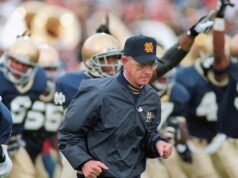 Lou Holtz, que treinou Notre Dame no campeonato nacional de 1988, morreu aos 89 anos.