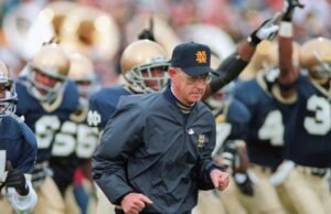 Lou Holtz, que treinou Notre Dame no campeonato nacional de 1988, morreu aos 89 anos.