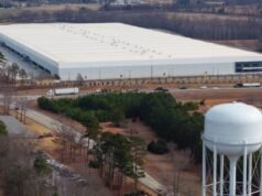 Participante: O ICE gasta bilhões literalmente encarcerando pessoas. No armazém