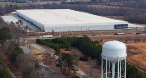 Participante: O ICE gasta bilhões literalmente encarcerando pessoas. No armazém