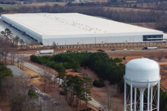 Participante: O ICE gasta bilhões literalmente encarcerando pessoas. No armazém