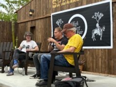 Shepard Fairey disse a Mark Mothersbaugh que não tem medo da arte de IA