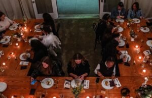 Um grão de sal: a leitura e jantar viral em Los Angeles