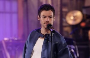 Harry Styles está de volta ao ‘SNL’ e não está provocando queerbaiting.