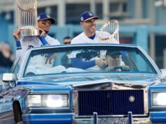 Vendo duas vezes: Dodgers comemoram o título no brilhante dia de abertura
