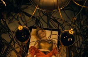 ‘A Noiva!’ Crítica: Maggie Gyllenhaal respira fúria na esposa de Frankenstein