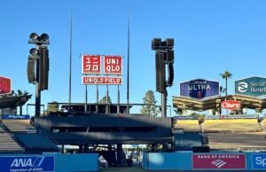 A placa diz Campo Uniqlo. Você continuará dizendo Dodger Stadium