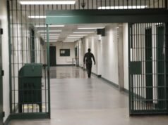 Condado de LA impõe novas medidas de segurança nas prisões em meio à morte