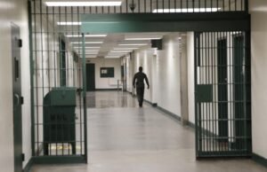 Condado de LA impõe novas medidas de segurança nas prisões em meio à morte