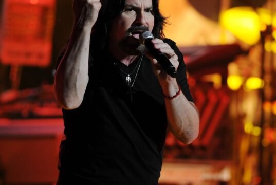 Tommy DeCarlo morre: fã que virou cantor de Boston completa 60 anos