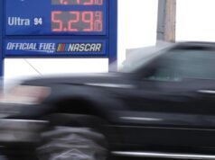 Preços da gasolina eclipsam US$ 4 o galão nos EUA, o maior desde 2022