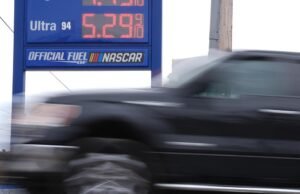 Preços da gasolina eclipsam US$ 4 o galão nos EUA, o maior desde 2022