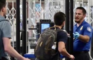 Para viajantes aéreos, a resposta ao desligamento é simples: pague aos agentes da TSA