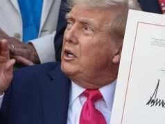 A assinatura de Trump vai primeiro para sua carteira em dinheiro