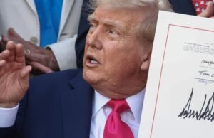 A assinatura de Trump vai primeiro para sua carteira em dinheiro