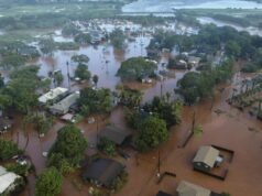Milhares de pessoas foram instruídas a evitar inundações no Havaí, enquanto as autoridades alertam que uma barragem de 120 anos pode falhar.