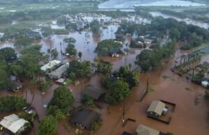 Milhares de pessoas foram instruídas a evitar inundações no Havaí, enquanto as autoridades alertam que uma barragem de 120 anos pode falhar.