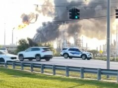 Bombeiros e abrigos suspensos após explosão de refinaria de petróleo na costa do Texas