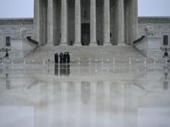 A escola ficou se perguntando como proceder após a decisão sobre o aluno transferido