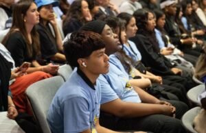 A investigação de Carvalho paira sobre a reunião do LAUSD enquanto negociações trabalhistas, pedem atenção às escolas charter