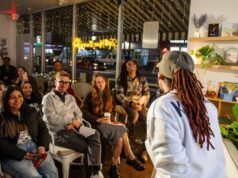 Os comediantes de Los Angeles enfrentam seus problemas – e oferecem conselhos – neste show ao vivo