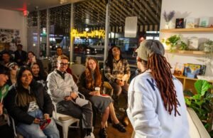 Os comediantes de Los Angeles enfrentam seus problemas – e oferecem conselhos – neste show ao vivo